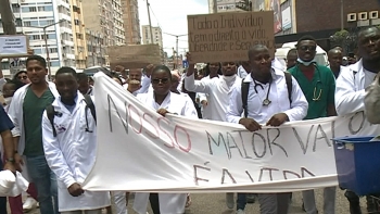 Imagem de Moçambique – Profissionais de saúde marcham nas ruas de Maputo contra violência no país