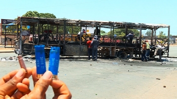 Moçambique – Autocarro incendiado na Matola no início de mais uma semana de manifestações