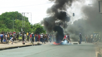 Imagem de Moçambique – Maputo continua com estradas bloqueadas no terceiro dia de protestos pós-eleitorais