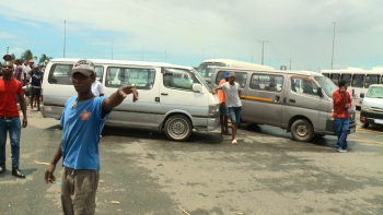 Imagem de Moçambique – Corte de estrada obrigada pessoas a percorrer vários quilómetros a pé