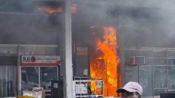 Imagem de Angola – Fogo consume armazém do terminal de cargas do aeroporto de Luanda