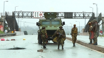 Imagem de Moçambique – Polícia dispersa manifestantes com gás lacrimogéneo e tiros no primeiro dia dos novos protestos