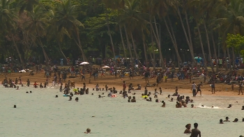 Imagem de São Tomé e Príncipe – Emigrantes cumprem tradição de “lavar o ano velho” na praia