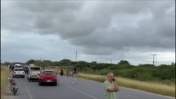 Imagem de Moçambique – Populares bloqueiam a estrada N.1, exigindo a libertação de um manifestante detido