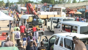 Imagem de Moçambique – Polícia dispara para desbloquear estrada na localidade de Bobole a 50 quilómetros de Maputo