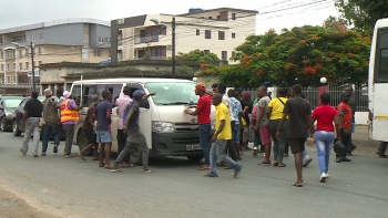 Imagem de Moçambique – Bloqueios de estradas em protesto contra custo de vida repetem-se em várias localidades