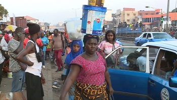 Imagem de Guiné-Bissau – Vendedoras ambulantes de Bissau queixam-se do fraco poder de compra dos clientes