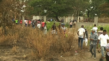 Imagem de Moçambique – Muitos cidadãos ocupam terras na cidade da Matola, após protestos pós-eleitorais