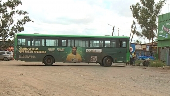 Imagem de Moçambique – Operadores de transportes privados de passageiros da Matola voltam a bloquear estrada