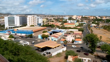 Imagem de Cabo Verde – Relatório aponta crescimento económico de 2,3%, mas alerta para riscos financeiros