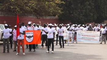 Imagem de Guiné-Bissau- Trabalhadores em luta por justiça salarial e melhores condições de vida no 1º de maio