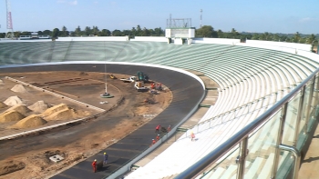Imagem de Moçambique – Estádio da Machava em obras para a cerimónia dos 50 anos da independência
