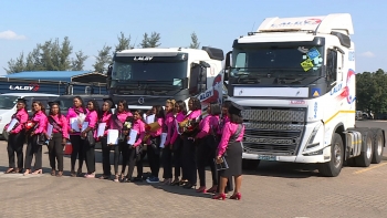 Imagem de Moçambique – 17 mulheres são as primeiras a obter a formação de condutoras profissionais de camiões