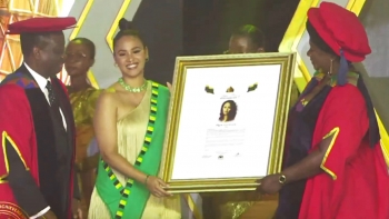 Imagem de Cantora e compositora cabo-verdiana Mayra Andrade recebeu o “Lifetime Africa Achievement Prize”, no Gana
