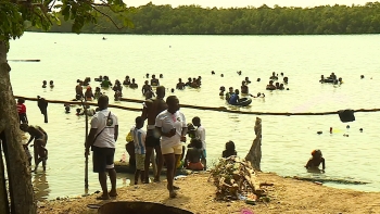 Imagem de Guiné-Bissau – Trabalhadores procuram momentos de lazer nas praias no 1º de maio