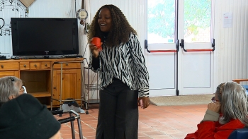Imagem de Selma Uamusse faz voluntariado de animação aos utentes em centro dia em Lisboa