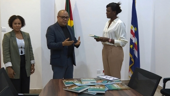 Imagem de Oferecidos livros de autores cabo-verdianos a São Tomé e Príncipe para promover a leitura nas escolas