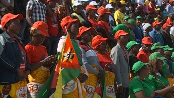 Imagem de Moçambique – Milhares de pessoas celebraram os 50 anos da independência nacional