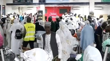 Imagem de Guiné-Bissau – Mais de uma 100 fiéis muçulmanos regressam a Bissau, após cumprirem o 5º. pilar do Islão, em Meca