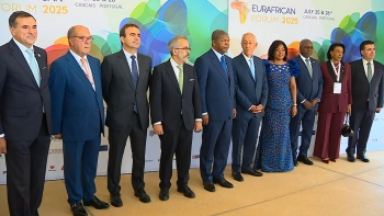 Imagem de João Lourenço e Marcelo Rebelo de Sousa em diálogo aberto no EurAfrican Fórum 2025, no Estoril