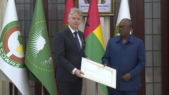 Imagem de Guiné-Bissau – Embaixador da UE condecorado no fim da missão no país