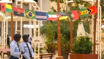 Imagem de Ramos-Horta e Zacarias da Costa condecorados pela Guiné-Bissau