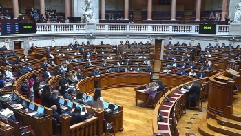 Imagem de Parlamento português aprova lei de estrangeiros