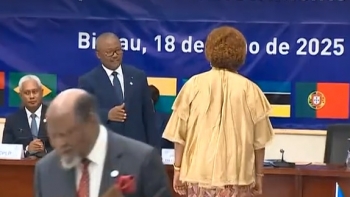 Imagem de Prémio José Aparecido de Oliveira atribuído a Joaquim Chissano e Maria do Carmo Silveira