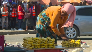Imagem de Moçambique – Vendedores do “Xikhelene” dizem não ter condições para sair do local