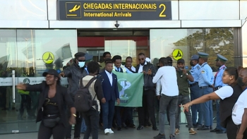 Imagem de Moçambique – Venâncio Mondlane celebra partido ANAMOLA no aeroporto de Maputo com polícia a disparar