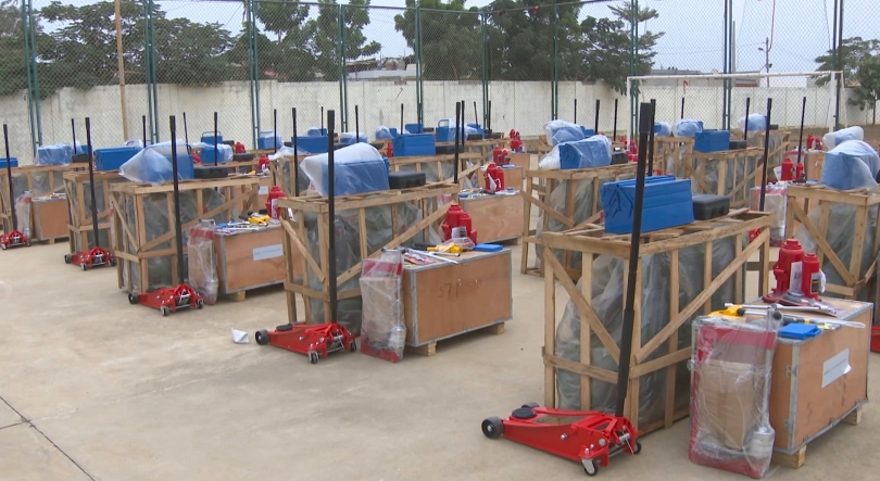 Imagem de Angola - Cooperativas de jovens beneficiam de kits profissionais de trabalho