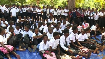 Imagem de Moçambique – Madeira apreendida vai ser utilizada para produzir carteiras escolares