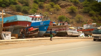 Imagem de Cabo Verde – Autoridades ordenam retirada de estaleiros improvisados de embarcações no Porto da Praia