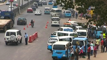 Imagem de Angola – Polícia defende a desativação dos “angariadores informais” de passageiros nas paragens de táxis
