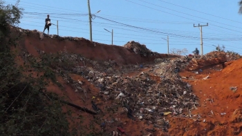 Imagem de Moçambique – Dezenas de famílias deslocadas de Cabo Delgado sofrem com uma vala de 500 metros de extensão