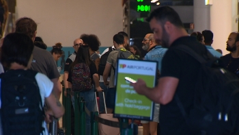 Imagem de 41 estudantes da Guiné-Bissau retidos no aeroporto de Lisboa por falta de documentação