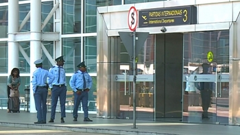 Imagem de Moçambique – Polícia deteve duas pessoas no interior de avião com 112 mil euros