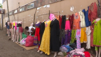 Imagem de Moçambique – Venda de roupa usada no Mercado de Xipamanine ajuda mais de 200 mil pessoas 