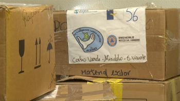 Imagem de 200 caixotes com alimentos, roupa e brinquedos doados à ilha cabo-verdianos de São Vicente